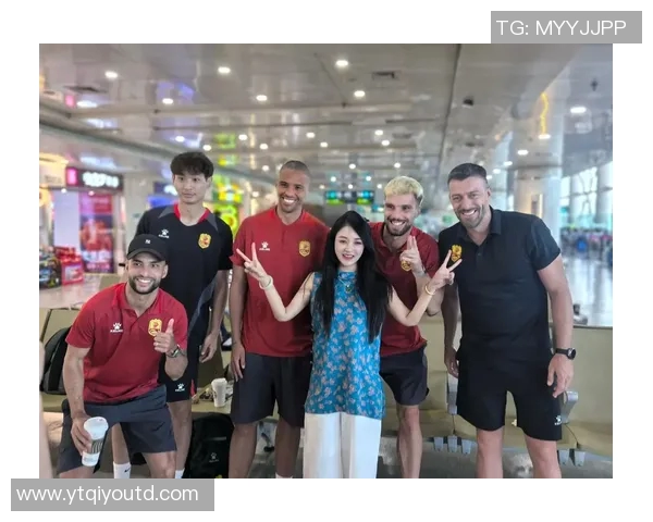 国外足球明星与球迷亲密互动合影留念展现温暖瞬间